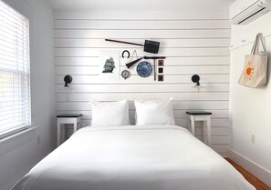Superior Room, 1 Queen Bed | Premium bedding, iron/ironing board, free WiFi, bed sheets