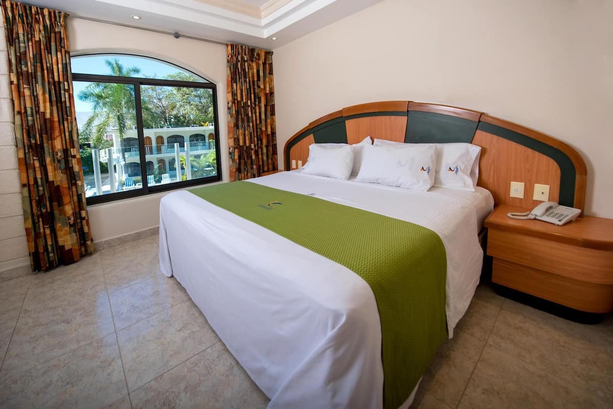 Premium bedding, in-room safe, desk, free WiFi