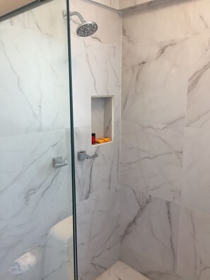 Bathroom shower - Hotel Nilo (Acapulco)