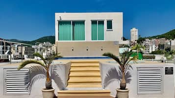 Rooftop pool