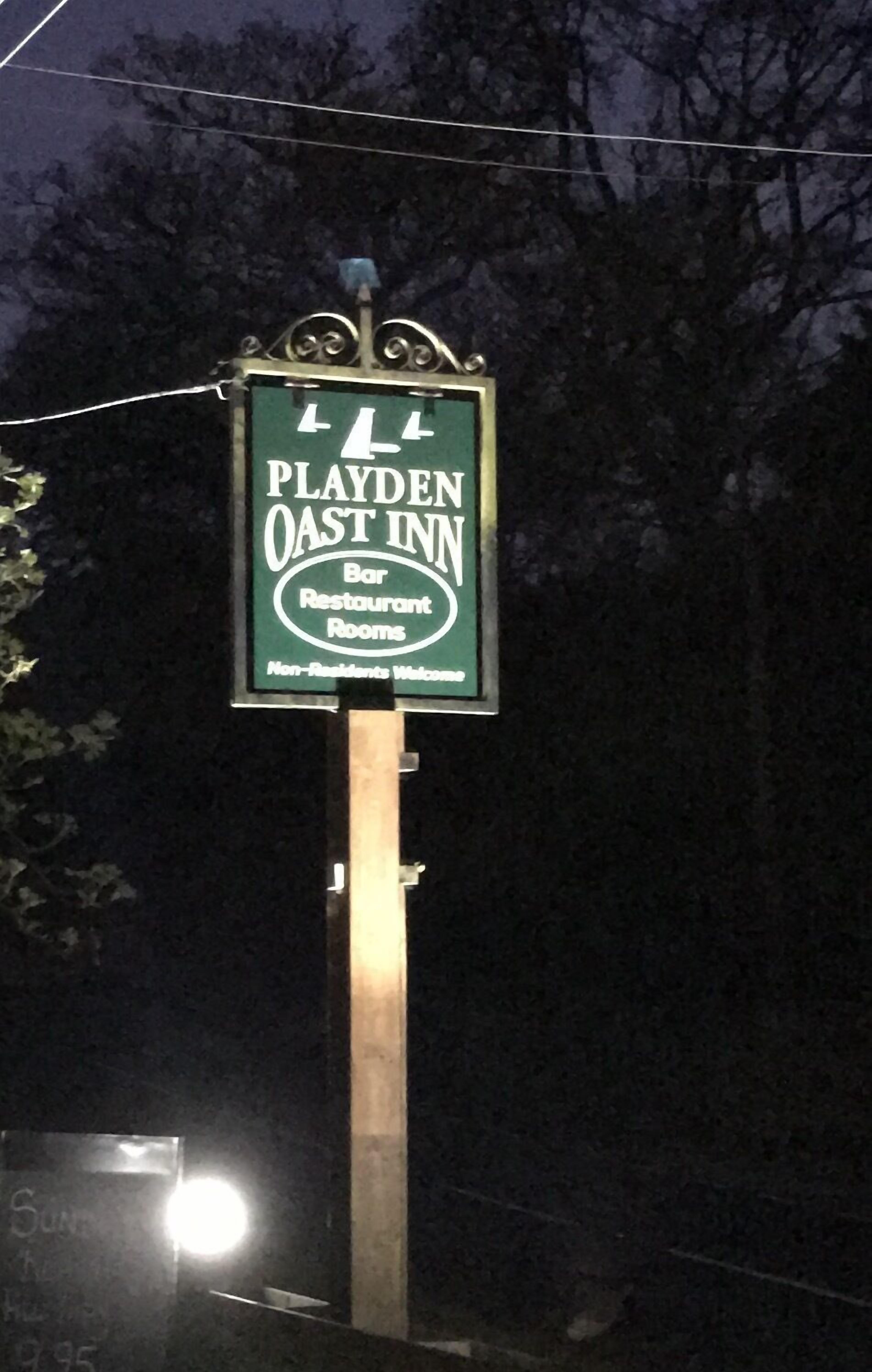 Segnale per Playden Ost Inn, che indica che si tratta di un bar, ristorante e dispone di camere.