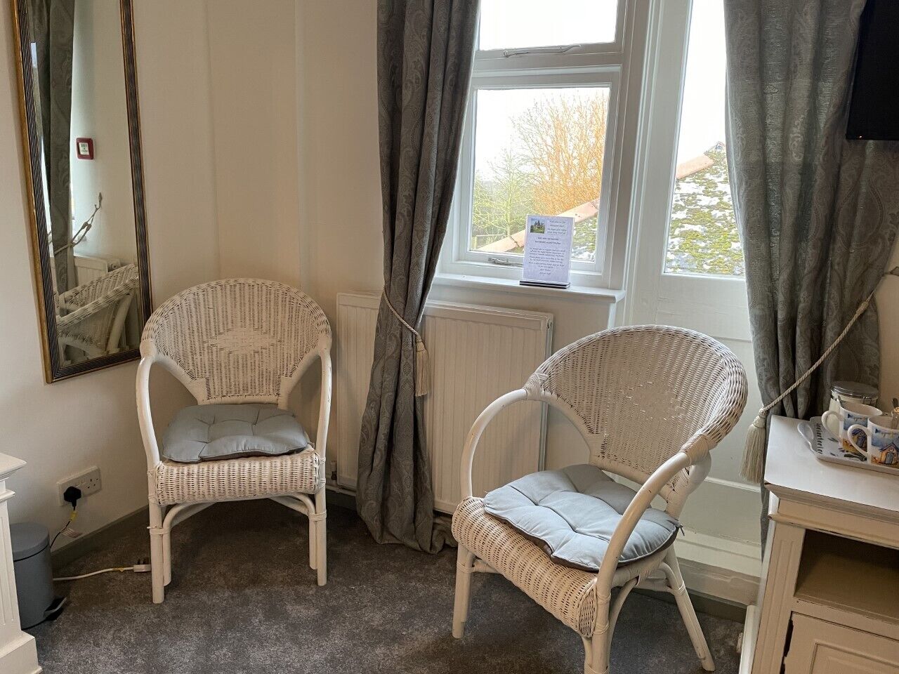 Habitación familiar (Pets Not Allowed) | Área de sala de estar | Televisión 