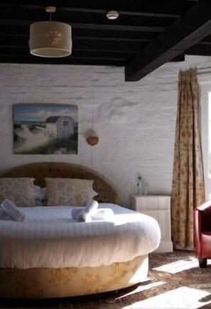 Superior Double Room (Roundel Room, Pets Not Allowed) | Desk, iron/ironing board, free WiFi, bed sheets - The Playden Oasts Inn (Rye)