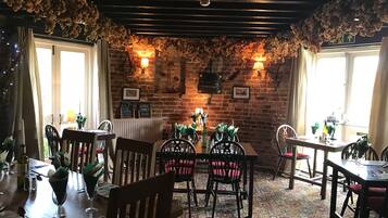 2 restaurants, serveren lunch