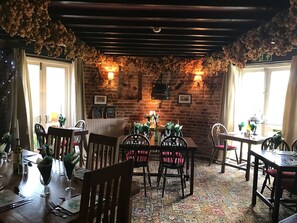 2 restaurantes; se sirven comidas 