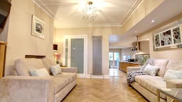 Apartemen Superior, 3 kamar tidur (1king, 1 double, bunk bed + sofa bed) | Area keluarga | TV layar datar dan pemutar DVD