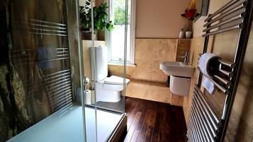Executive Apartment, 3 Bedrooms | Bathroom | Combined shower/tub, jetted tub, free toiletries, hair dryer