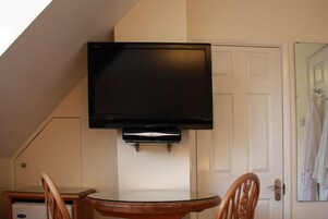 Ropa de cama hipoalergénica y escritorio 