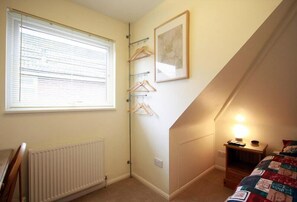 Single Room, Shared Bathroom | Hypo-allergenic bedding, desk, laptop workspace, blackout drapes - Abacus Bed and Breakfast (Camberley)