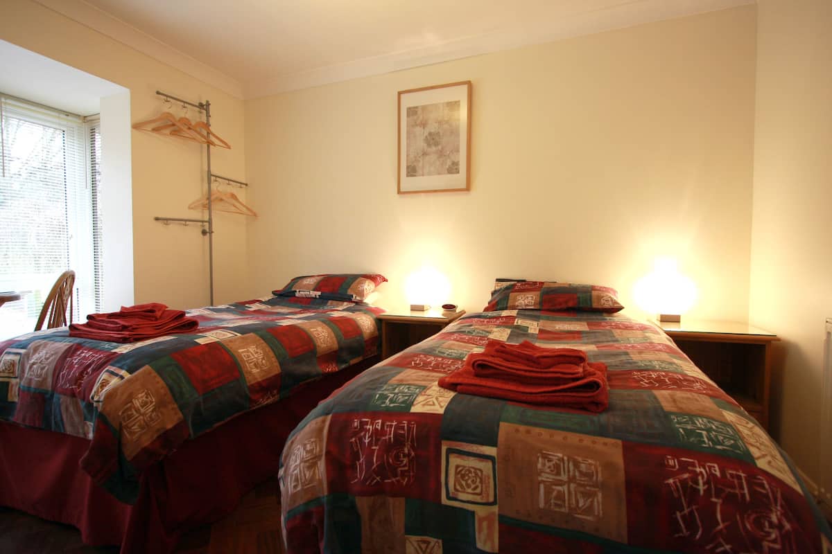 Ropa de cama hipoalergénica y escritorio