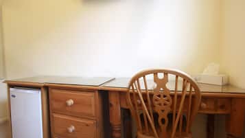 Habitación individual, baño compartido | Ropa de cama hipoalergénica y escritorio