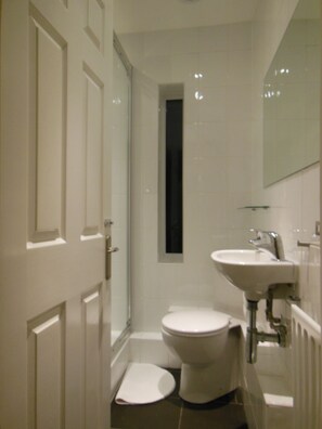 Double or Twin Room, Shared Bathroom | Shared bathroom - Abacus Bed and Breakfast (Camberley)