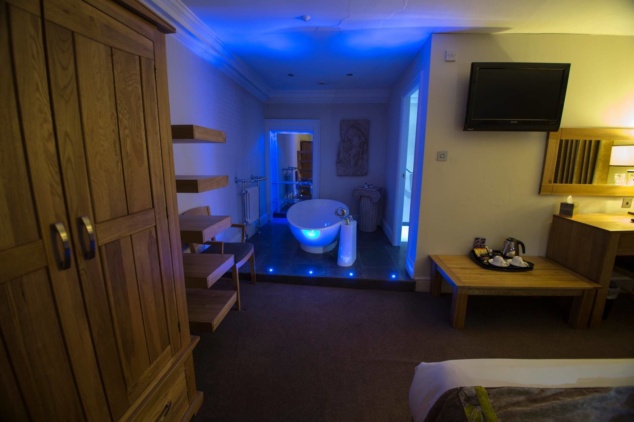 deluxe suite | living area | led tv