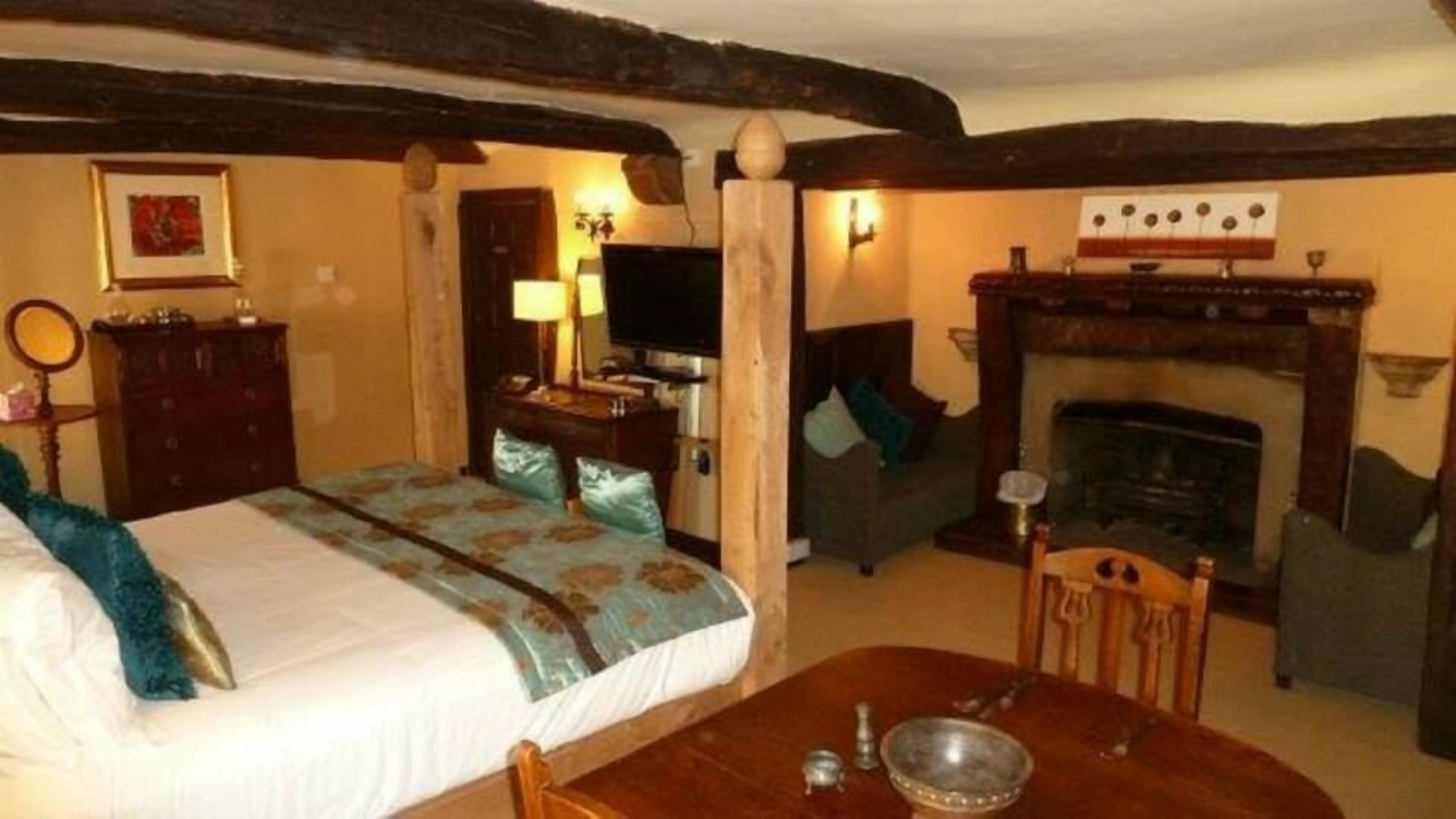 honeymoon suite (four poster) | egyptian cotton sheets, premium bedding, pillow-top beds