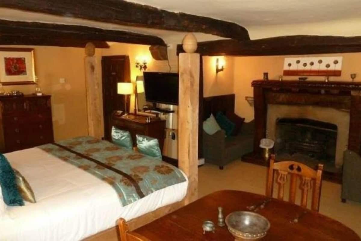 honeymoon suite (four poster) | egyptian cotton sheets, premium bedding, pillow-top beds