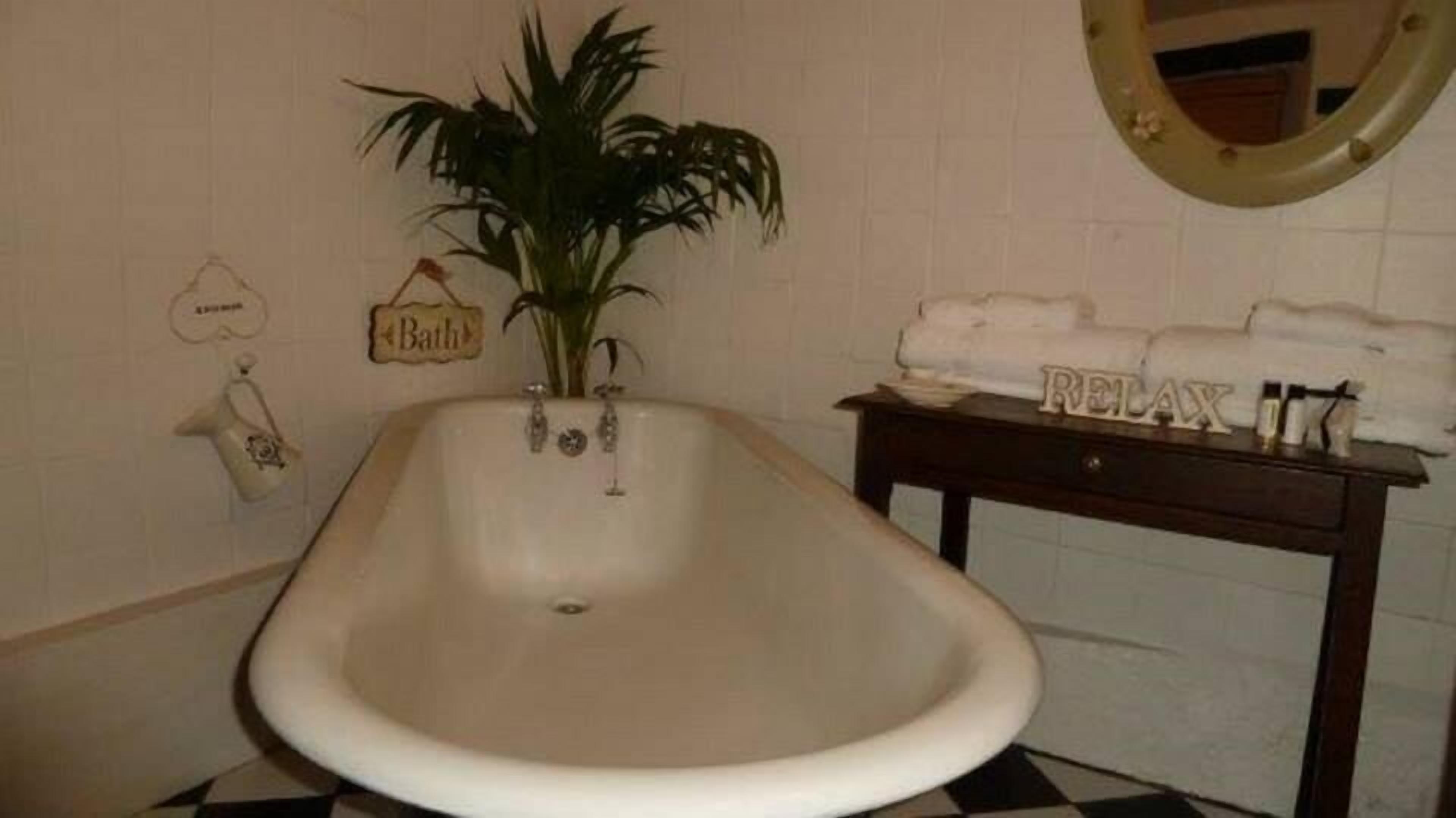 standard double or twin room | deep-soaking bathtub