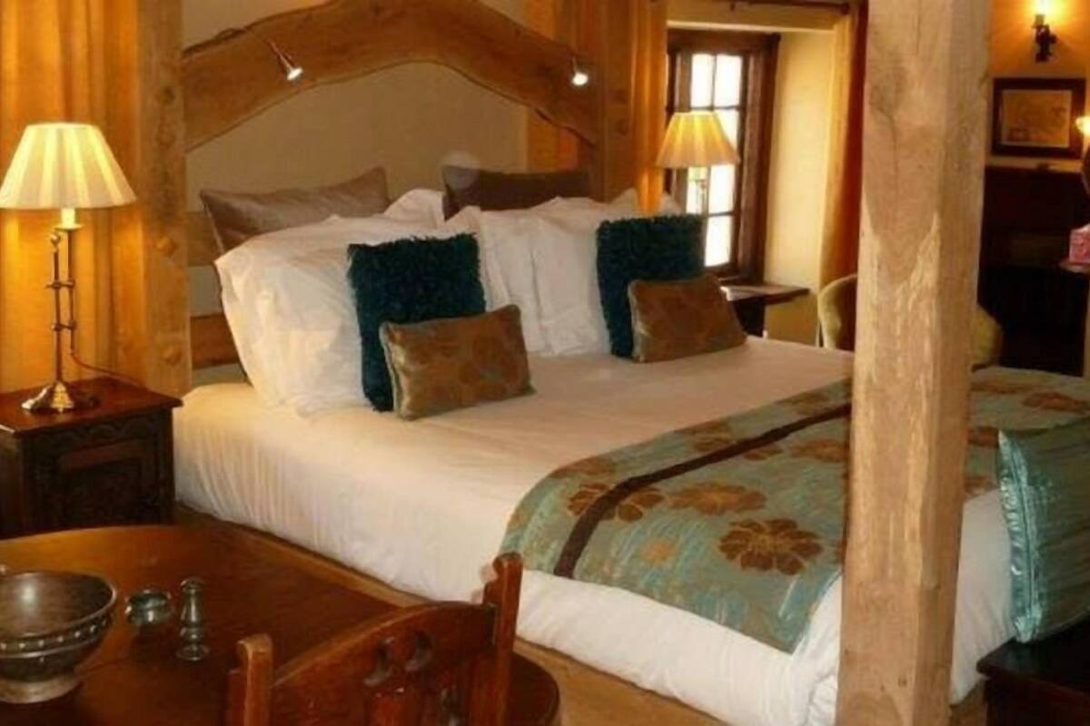 honeymoon suite (four poster) | egyptian cotton sheets, premium bedding, pillow-top beds