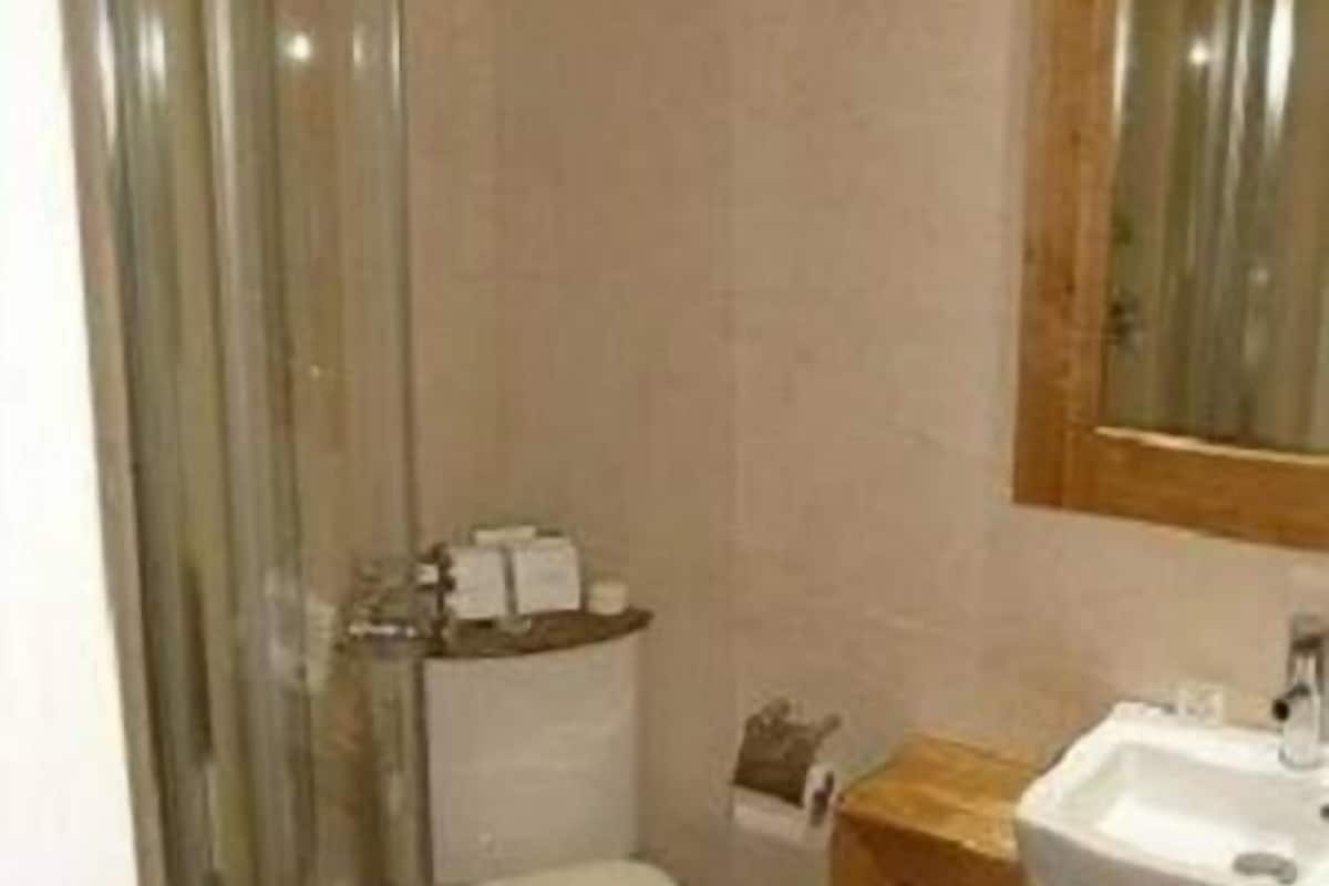 executive single room | bathroom | designer toiletries, hair dryer, towels