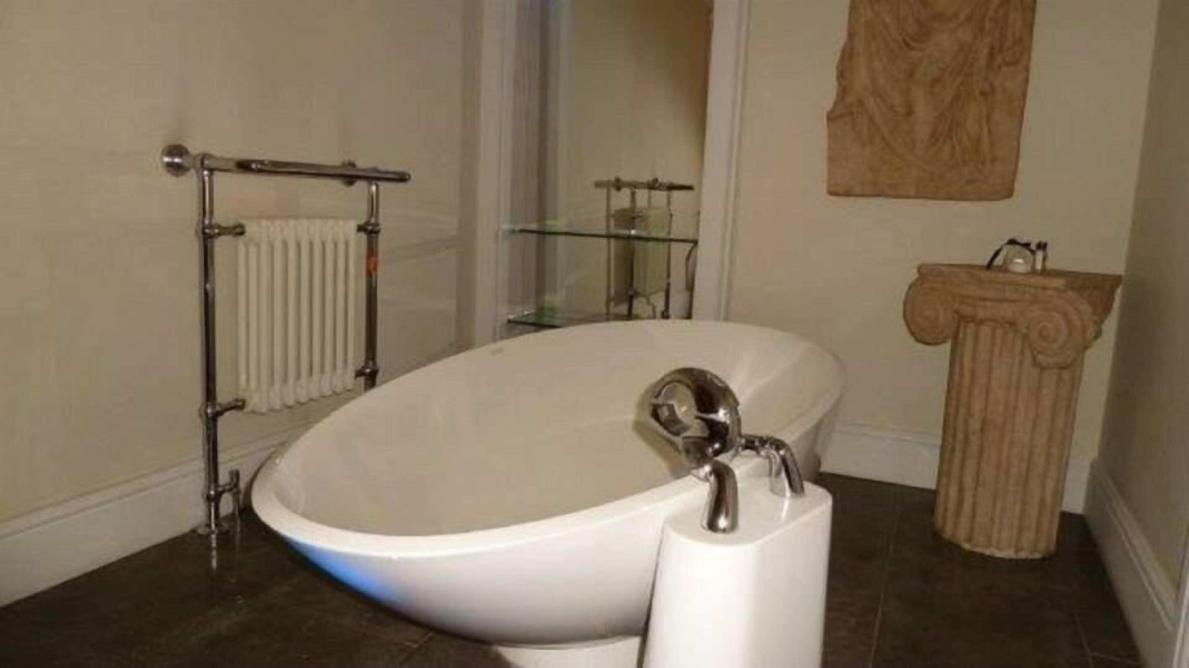 deluxe suite | deep-soaking bathtub