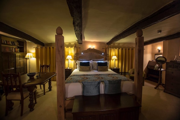 Honeymoon suite (Four Poster) | Lakens van Egyptisch katoen, luxe beddengoed, pillowtop-bedden