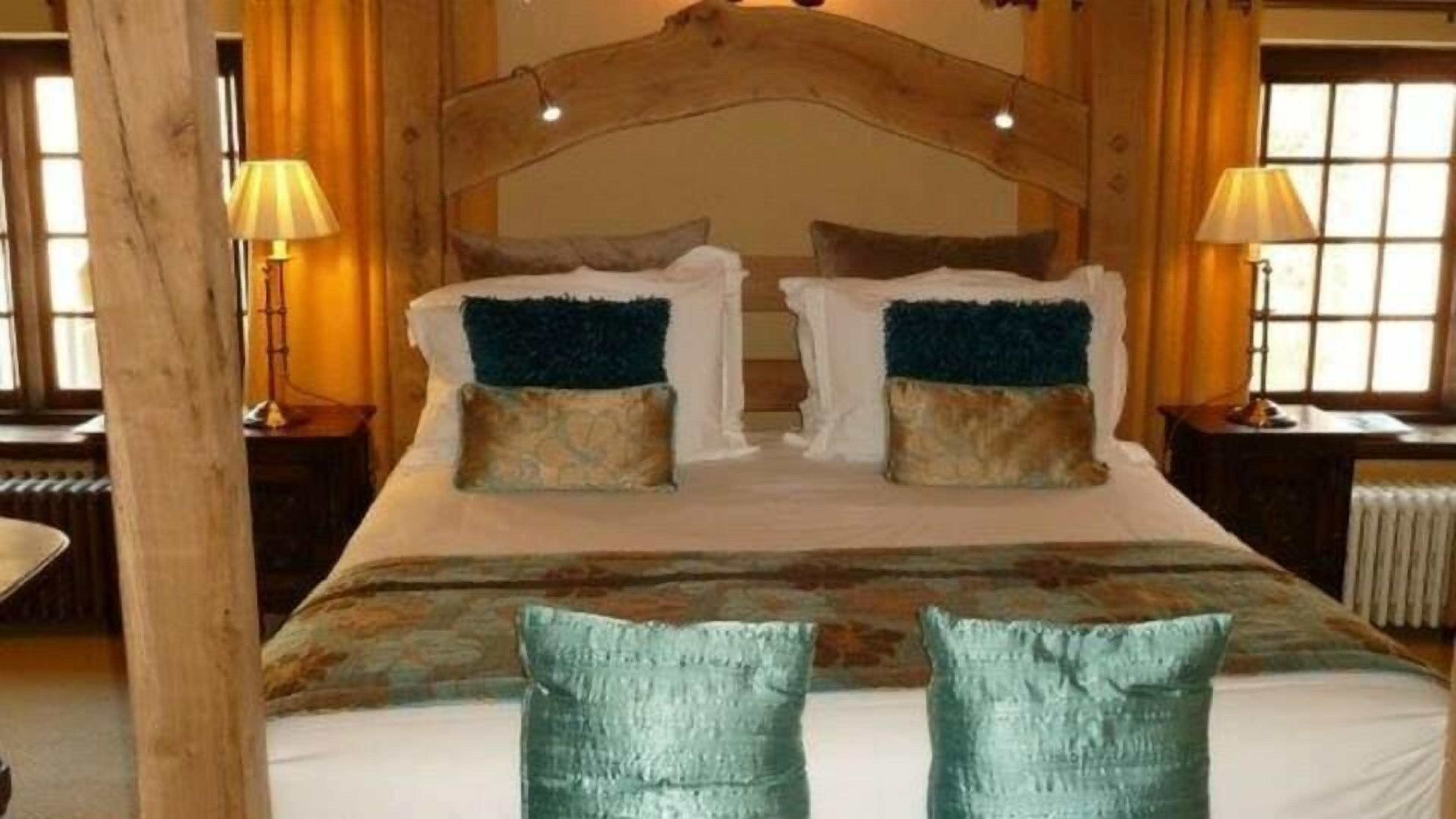 honeymoon suite (four poster) | egyptian cotton sheets, premium bedding, pillow-top beds
