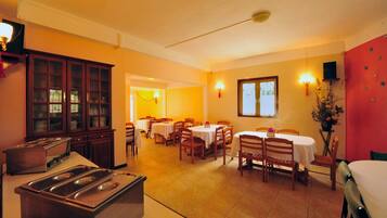 Free local cuisine breakfast