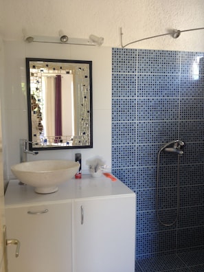 Shower, towels - Rayan Tourist Villa (Flic-en-Flac)