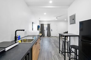 Suite Majestueuse | Coin séjour | TV connectée de 50 pouces avec chaînes par câble, télévision, Hulu