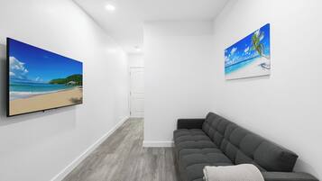 Deluxe Studio Suite | Living area | 50-inch Smart TV with cable channels, TV, Hulu