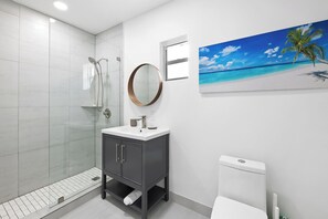 Executive Double Room | Bathroom | Shower, hair dryer, towels, soap