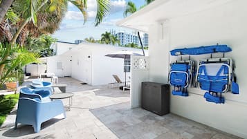 Piscina externa, funciona das 9h às 19h, guarda-sóis, espreguiçadeiras