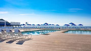 Sæsonbestemt udendørs pool, hytter (tillægsgebyr), parasoller