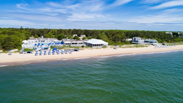 Un hôtel situé sur la côte, doté de nombreuses chambres donnant sur la plage, d’un grand espace couvert et d’une plage équipée de parasols.