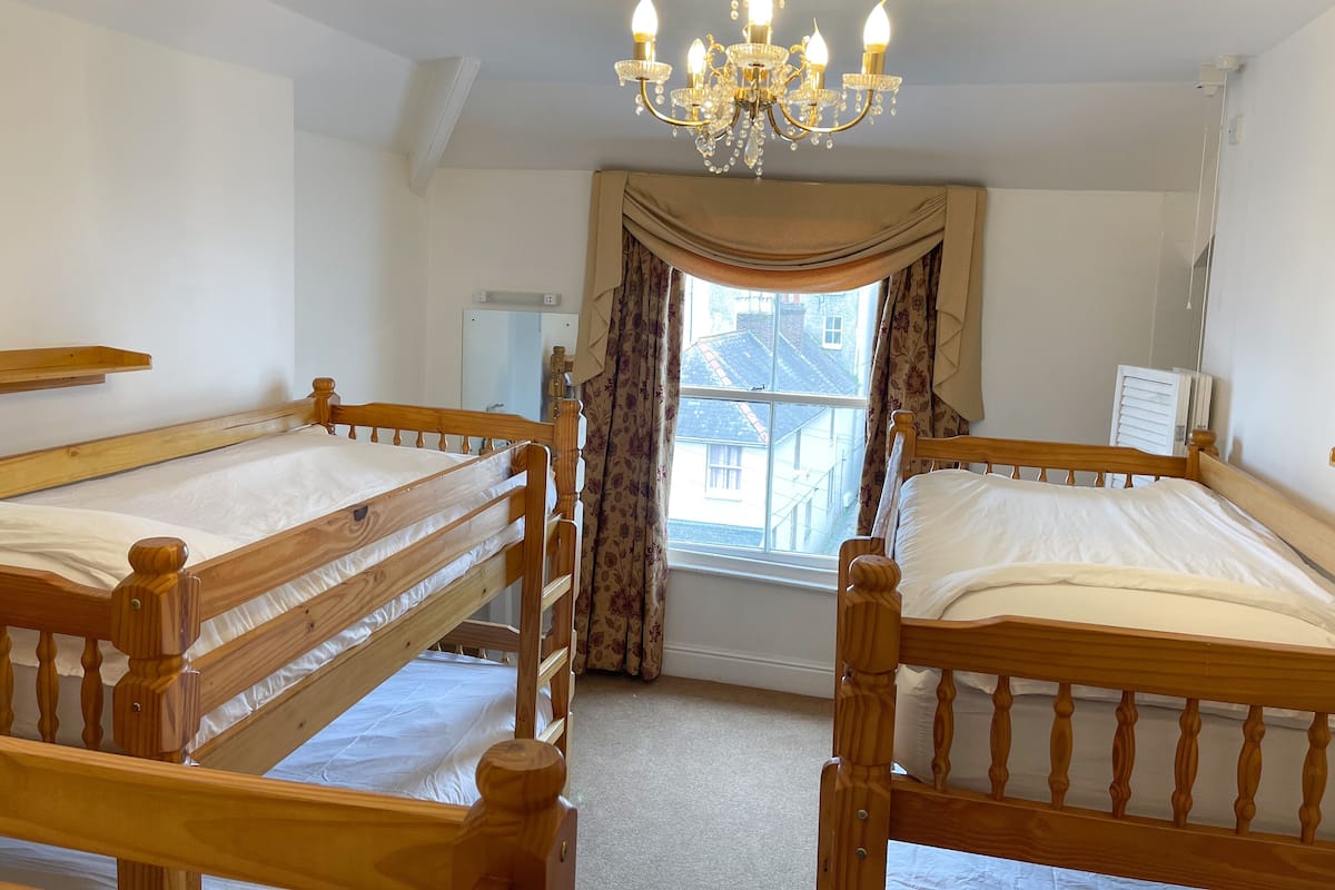 Standaard kamer, meerdere bedden (3 bunk beds) | Lakens van Egyptisch katoen, luxe beddengoed, verduisterende gordijnen
