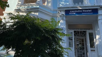 Un bâtiment historique portant une enseigne indiquant « Auberge de Llandudno ».