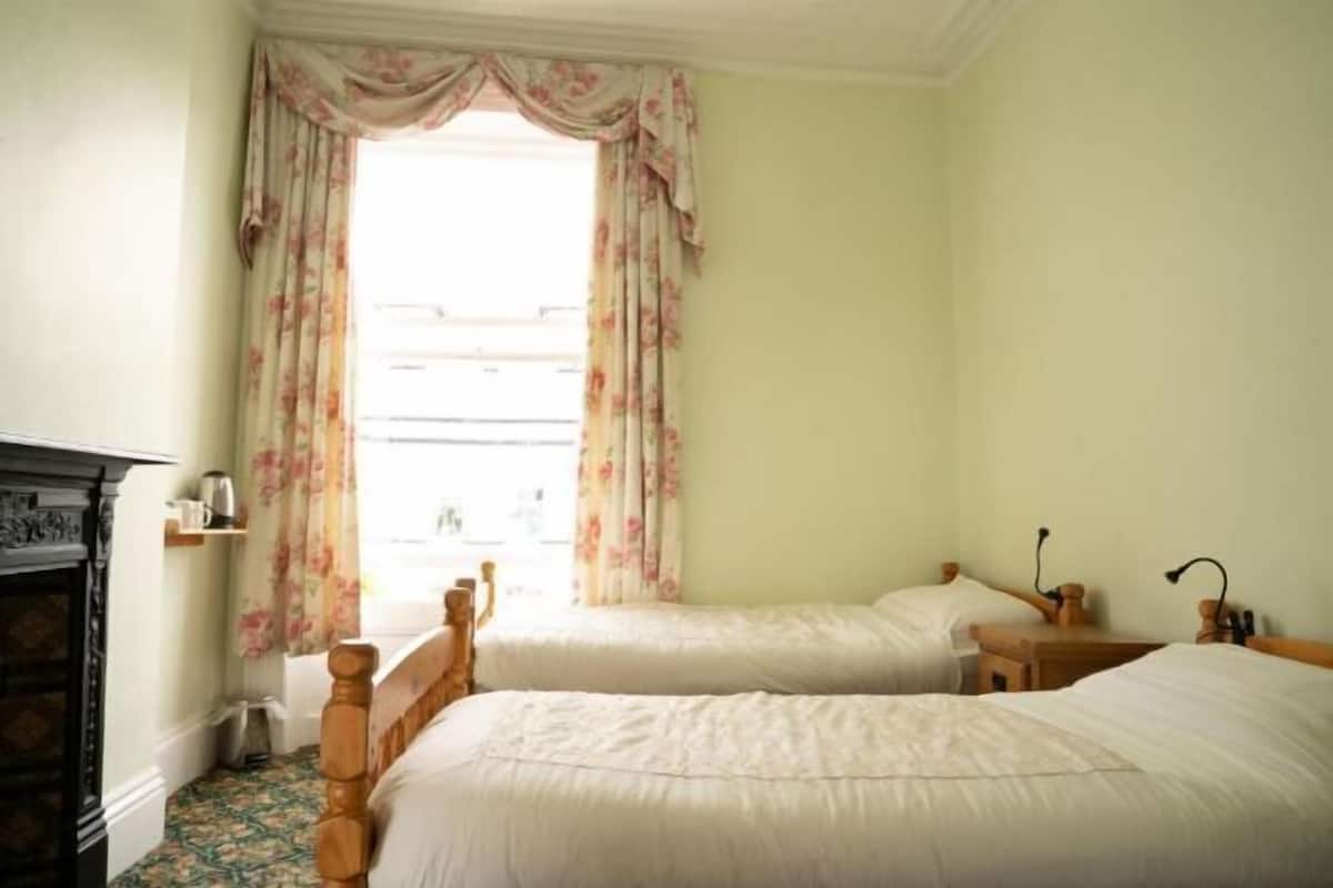 Egyptian cotton sheets, premium bedding, blackout drapes, free WiFi