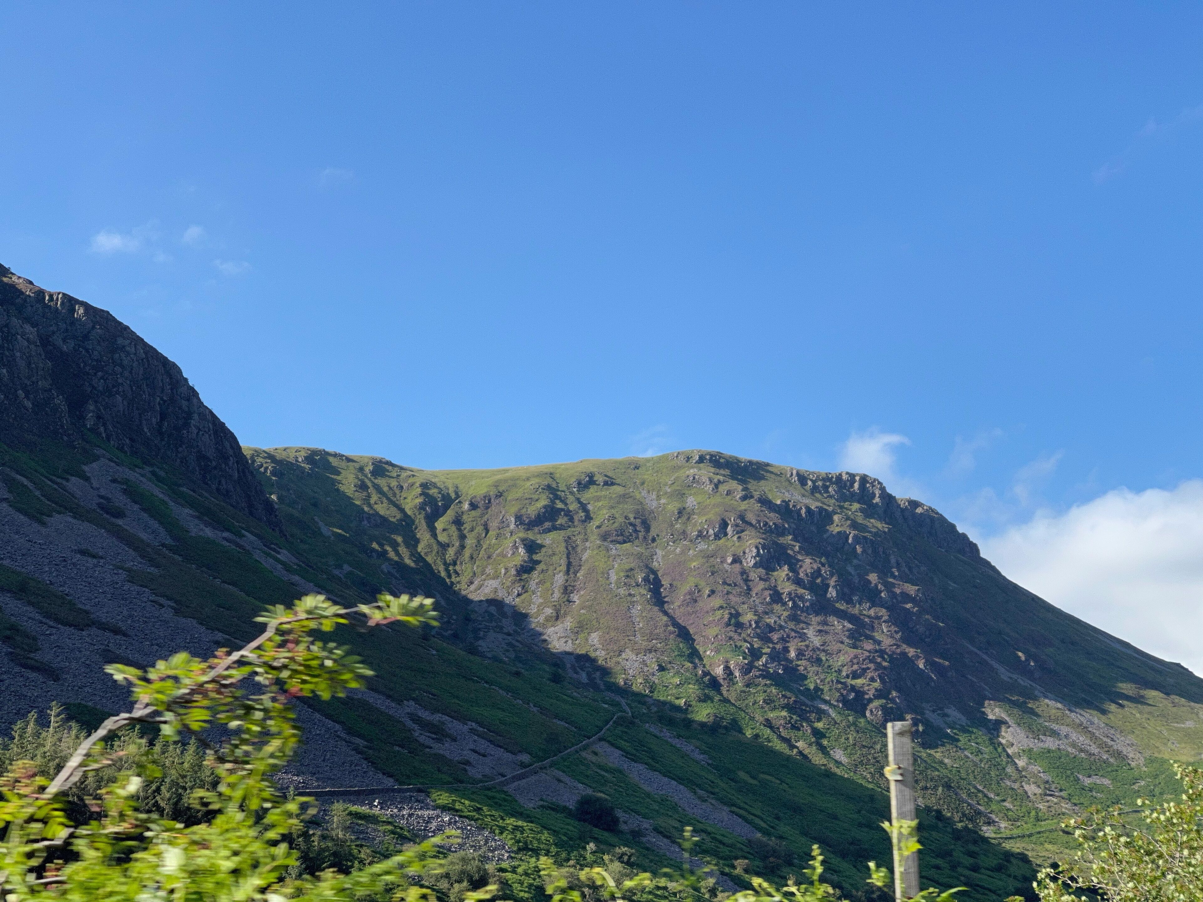 Un paisaje montañoso con cielo despejado.