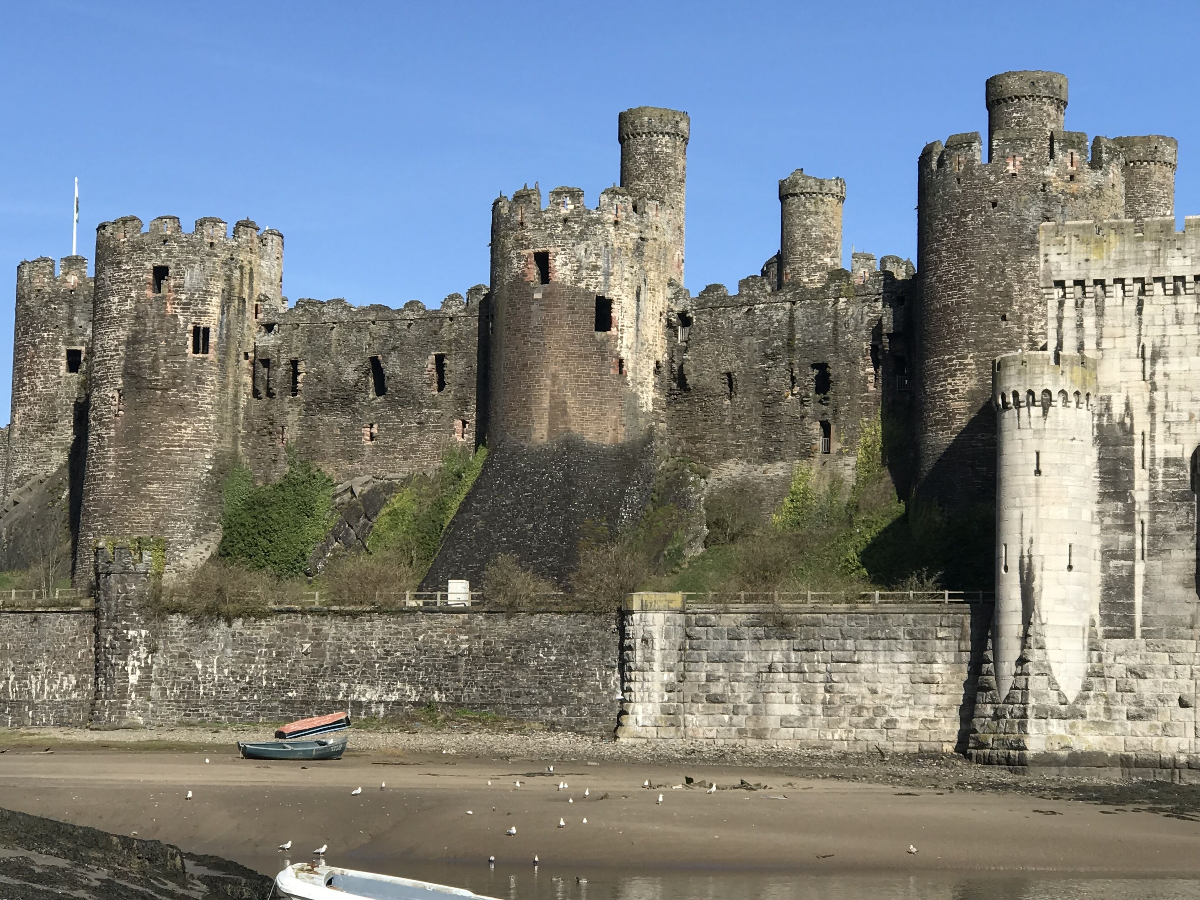Un castillo histórico con múltiples torres y un foso.