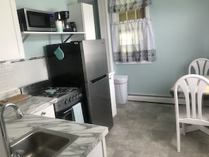 Departamento Deluxe, 1 cama Queen size, vista al lago | Cocina privada | Refrigerador, microondas y cafetera y tetera 