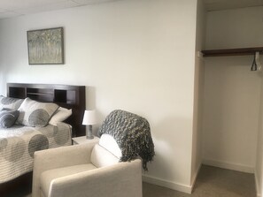 Deluxe Apartment, 1 Queen Bed, Lake View - Chamber Lane Motel (Round Lake)