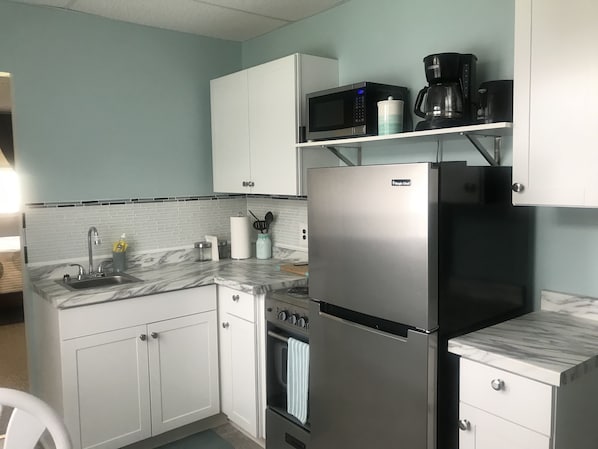 Departamento Deluxe, 1 cama Queen size, vista al lago | Cocina privada | Refrigerador, microondas y cafetera y tetera 