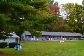 Property grounds - Chamber Lane Motel (Round Lake)