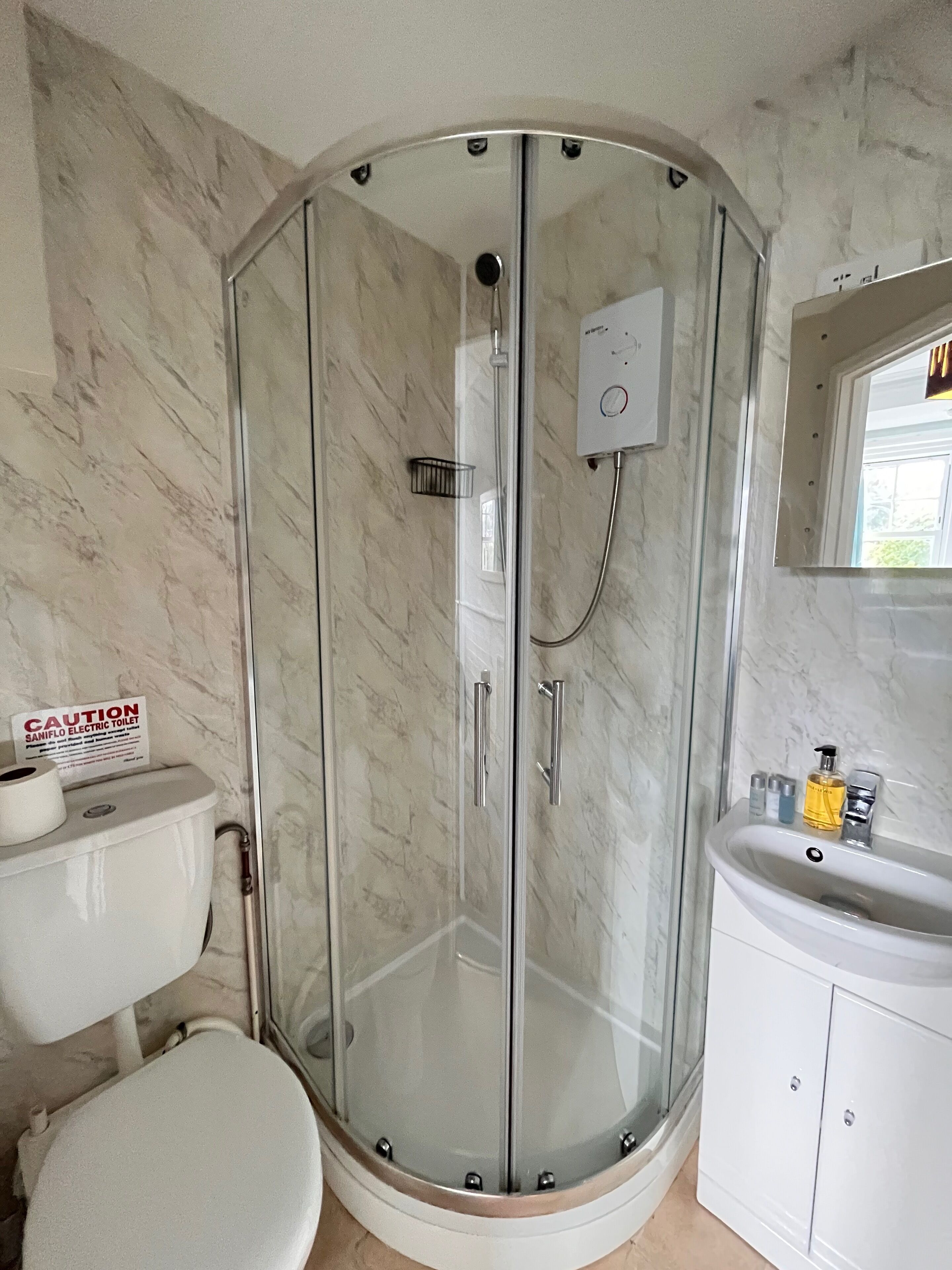 Comfort Double Room, Ensuite | Bathroom | Shower, free toiletries, hair dryer, towels