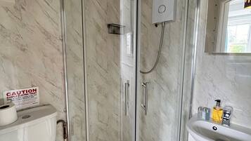 Comfort Double Room, Ensuite | Bathroom | Shower, free toiletries, hair dryer, towels