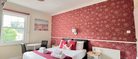 Escritorio, sistema de insonorización y tabla de planchar con plancha