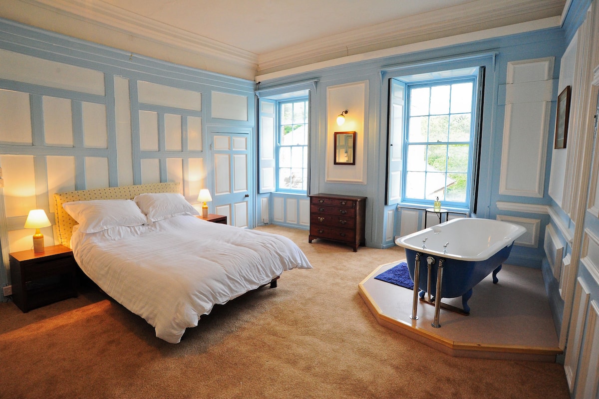 Iron/ironing board (on request), free WiFi, bed sheets