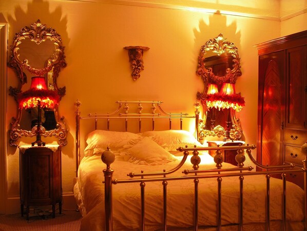 Honeymoon Suite, Ensuite | Premium bedding, individually decorated, individually furnished - Charlemont House (Dungannon)