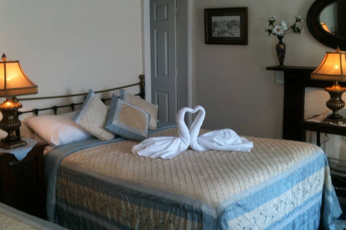 Camera Standard con letto matrimoniale o 2 letti singoli, bagno in camera | Biancheria da letto di alta qualità, con stile personalizzato