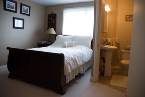 The Master's Suite | Bathroom | Shower, hydromassage showerhead, free toiletries, hair dryer