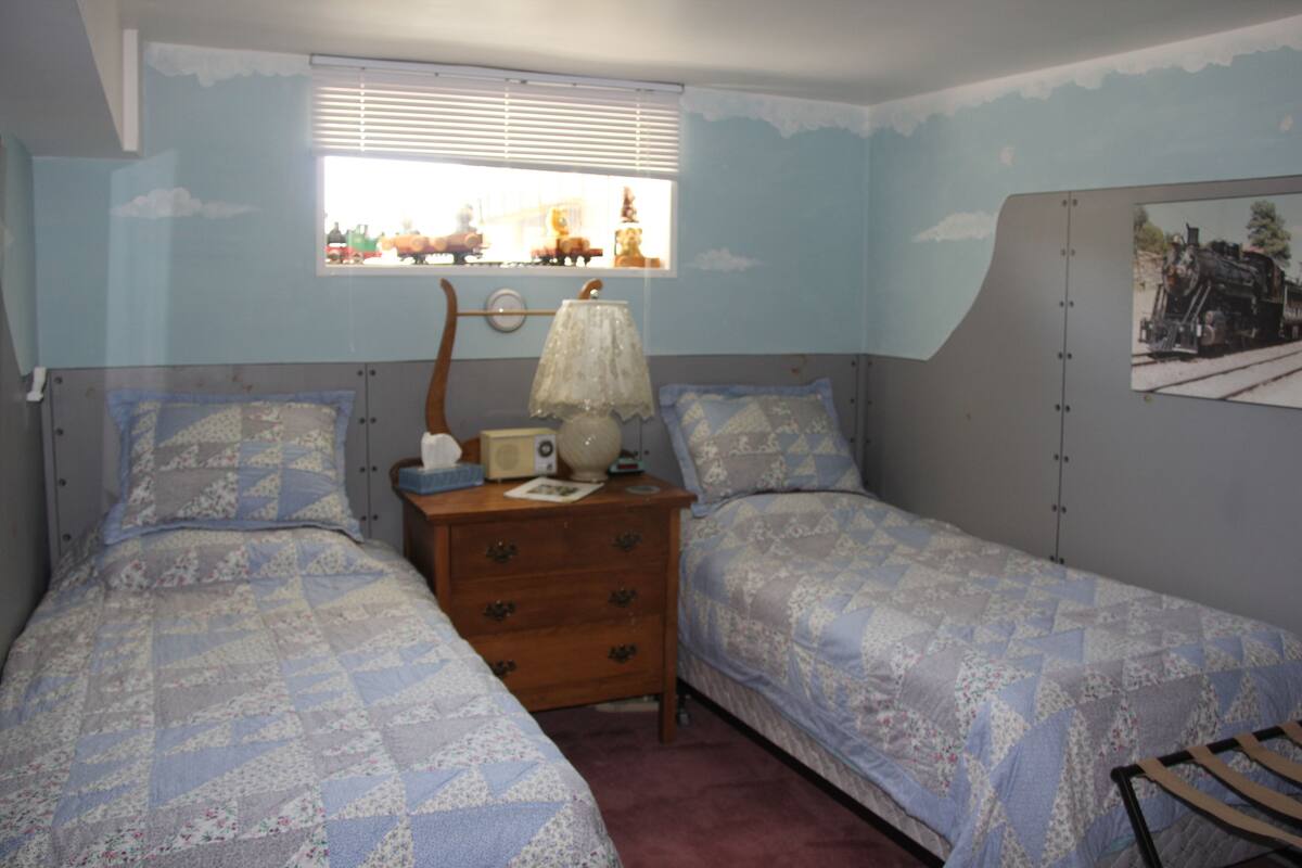 3 bedrooms, premium bedding, individually decorated, iron/ironing board
